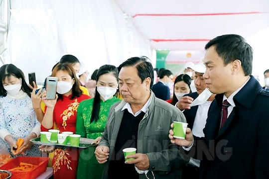 Bộ trưởng Hoan với nông dân Hải Dương